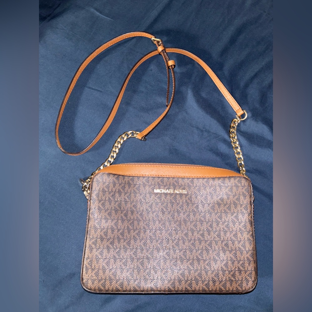SOLD —- MK Cross body bag 💼